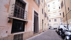 Unclassified image, 5 of 26, button - BuddyRent - Orange - Spanish Steps - 4 guests (Rome)