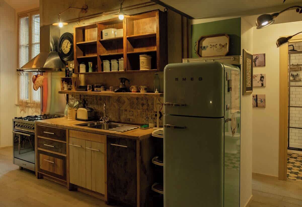 Coffee/tea maker, fridge, oven, stovetop