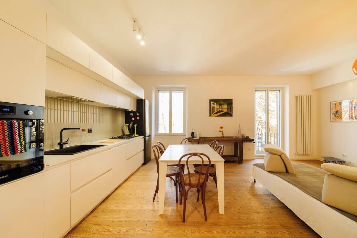 Coffee/tea maker, fridge, oven, stovetop