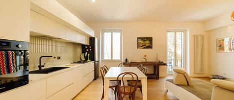 Coffee/tea maker, fridge, oven, stovetop