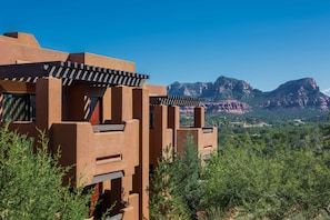 A building with a flat roof and a view of a mountainous landscape. - Hyatt Pinon Pointe (Sedona)