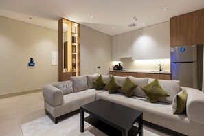 Ein modernes Wohnzimmer mit einem Ecksofa, einem Couchtisch und einer eingebauten Holzausstattung.