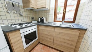 Cafetera/tetera, refrigerador, horno, placa de cocina