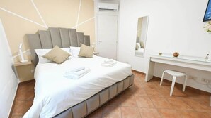 Tabla de planchar con plancha, wifi y ropa de cama 