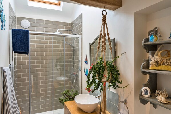 Shower, hair dryer, towels