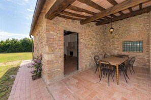 Outdoor dining - Vrbo Property (Suvereto)