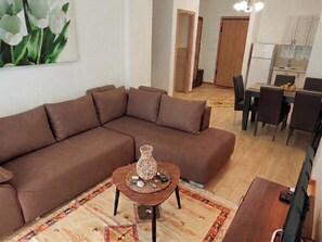 Familienapartment, Balkon, Stadtblick | Wohnbereich