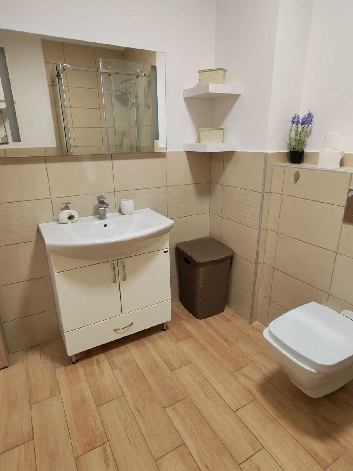 Familienapartment, Balkon, Stadtblick | Badezimmer