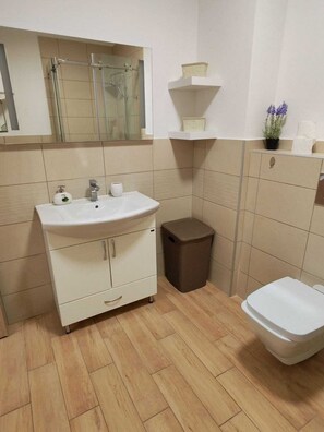 Familienapartment, Balkon, Stadtblick | Badezimmer