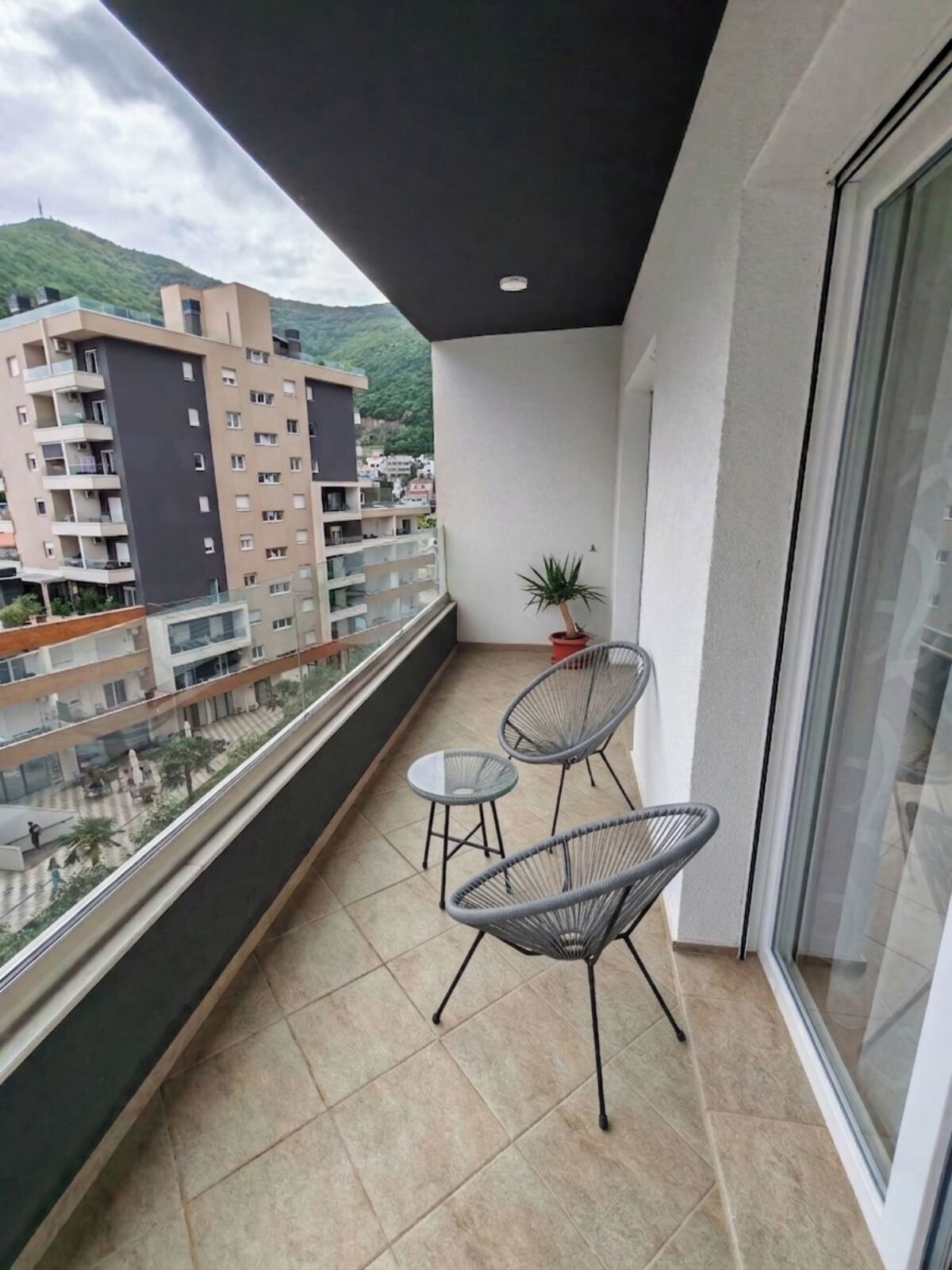 Apartemen Keluarga, balkon, pemandangan kota | Halaman properti
