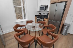 Private kitchen - Chicago 3BR Retreat 10 Min Access to Downtown (Chicago)
