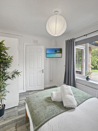 4 Bed House Wollaton Driveway Hot Tub sleeps 10