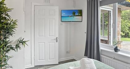 4 Bed House Wollaton Driveway Hot Tub sleeps 10