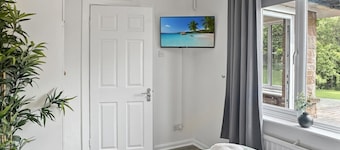 4 Bed House Wollaton Driveway Hot Tub