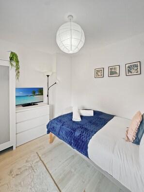 Iron/ironing board, WiFi, bed sheets