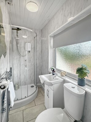 Hair dryer, towels - 4 Bed House Wollaton Driveway Hot Tub sleeps 10 (Nottingham)