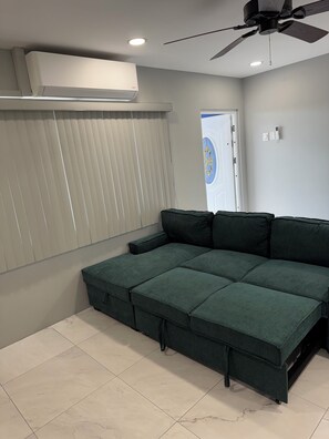 Living area - Cozy 2-bedroom apartment in beautiful Tacarigua with AC (Tacarigua)