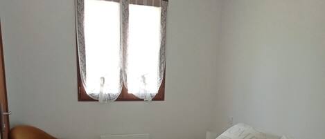 1 habitación, wifi y ropa de cama