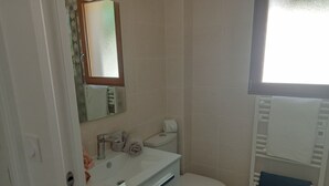 Bathroom - Studio for 2 people (La Rochefoucauld-en-Angoumois)