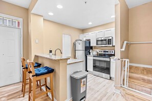 Private kitchen - 4BR townhouse with game room near Disney (Kissimmee)