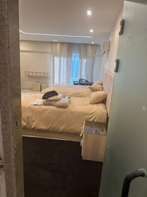 Room - 5-bedroom in Giza with great pyramid view and all aminities like safty box (Giza Governorate)