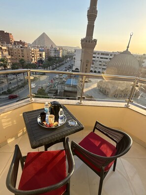 Outdoor dining - 5-bedroom in Giza with great pyramid view and all aminities like safty box (Giza Governorate)