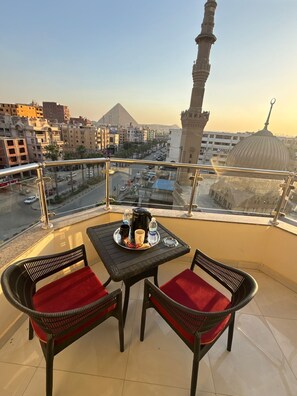 Outdoor dining - 5-bedroom in Giza with great pyramid view and all aminities like safty box (Giza Governorate)
