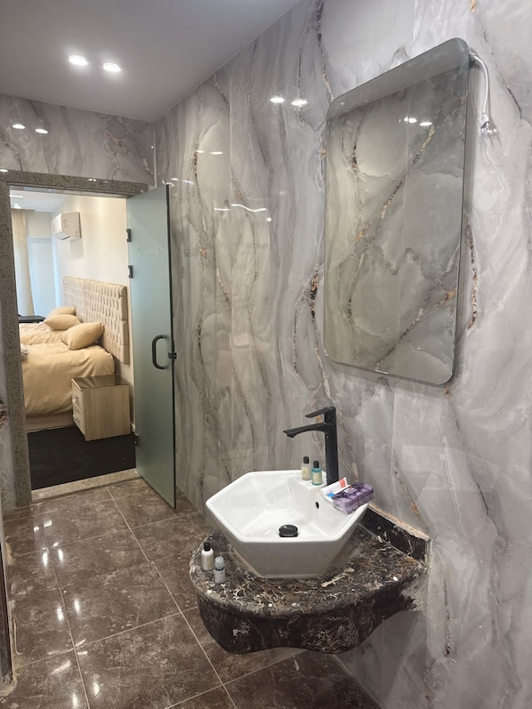 Bathroom - 5-bedroom in Giza with great pyramid view and all aminities like safty box (Giza Governorate)