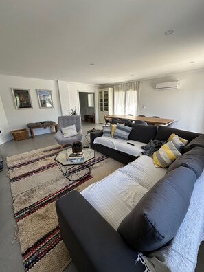 Living area - Vrbo Property (sesimbra)