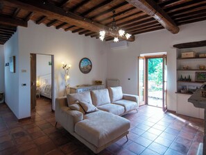 TV - Stunning private villa for 6 guests with WIFI, A/C, private pool, TV, patio and pets allowed (Panicale)
