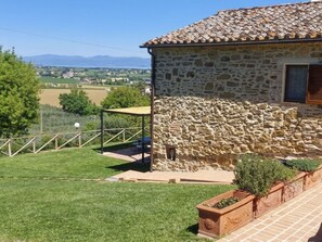 Property grounds - Stunning private villa for 6 guests with WIFI, A/C, private pool, TV, patio and pets allowed (Panicale)