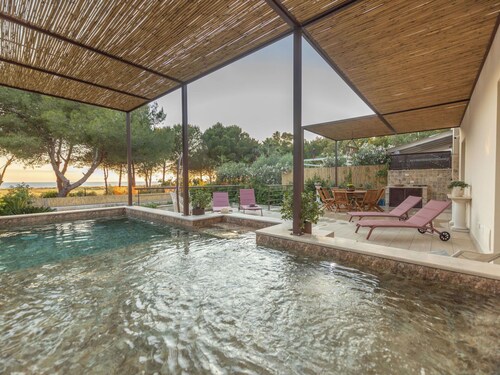 Beautiful private villa for 5 guests with WIFI, A/C, private pool, TV, patio and pets allowed