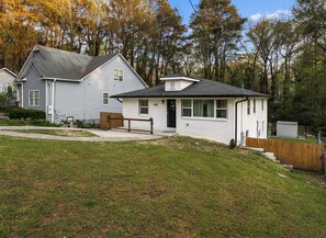 Exterior - Downtown Atlanta: The Carter Rose Retreat (Atlanta)