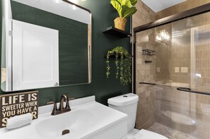 Bathroom - Downtown Atlanta: The Carter Rose Retreat (Atlanta)
