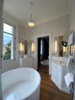 Deluxe Double Room, Garden View | Bathroom