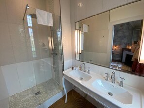 Deluxe Double Room | Bathroom