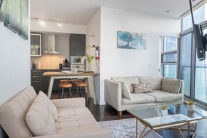 Deluxe Double Room, Balcony, City View | Living area - Empire Plaza Suites  (Toronto)