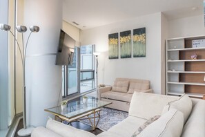 Deluxe Double Room, Balcony, City View | Living area - Empire Plaza Suites  (Toronto)