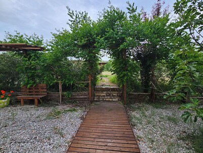 Beautiful private villa with private pool, A/C, WIFI, TV, patio and pets allowed, close to Teramo