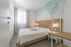 A modern hotel room with a large bed, bedside tables, a wooden headboard, and a painting on the wall. - Venti di Laguna Apartments Stagnone - Tramontana (Marsala)
