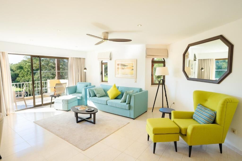 Appartamento Deluxe, balcone, vista piscina | Area soggiorno