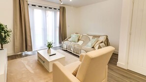 A living room with a sofa, a coffee table, and a potted plant. - Modern Home In Stockton-on-tees Parking Wifi (Stockton-on-Tees)