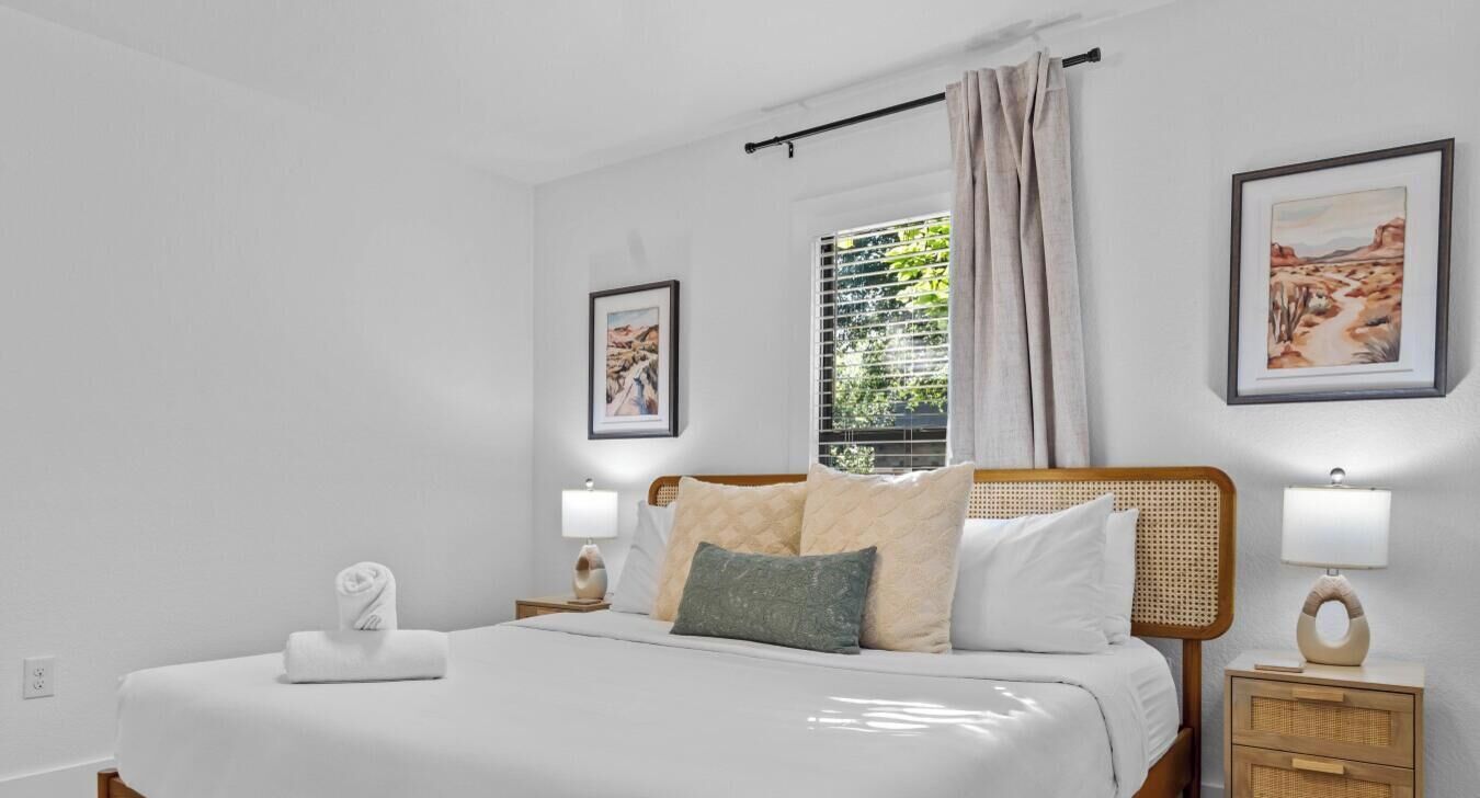 Desk, iron/ironing board, WiFi, bed sheets