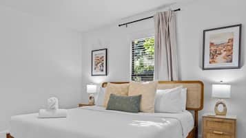 Desk, iron/ironing board, WiFi, bed sheets