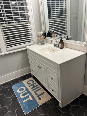 Bathroom - Large gated bungalow “House of Joy” (Champaign)