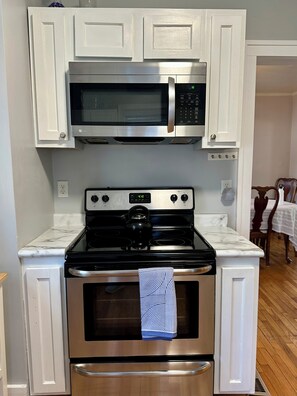 Private kitchen - Large gated bungalow “House of Joy” (Champaign)