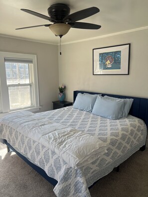 Room - Large gated bungalow “House of Joy” (Champaign)