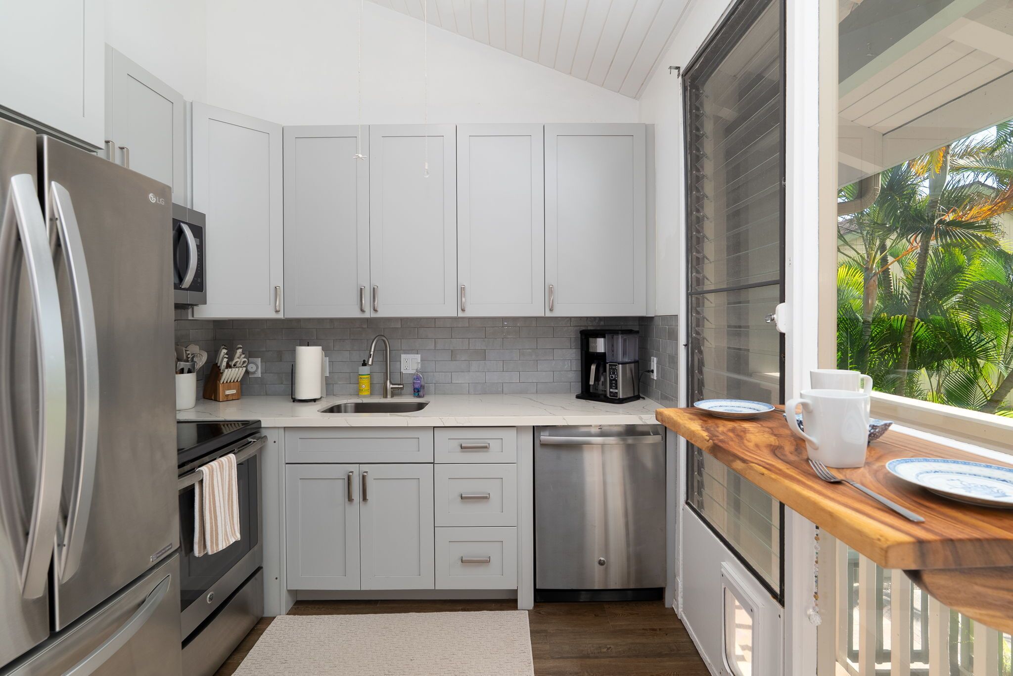 Coffee/tea maker, fridge, microwave, oven