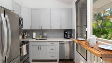 Coffee/tea maker, fridge, microwave, oven