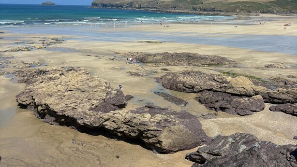 A coastal beach with rocky terrain and a clear sky. - Family Beach House for 2-9 people near Baby Bay in New Polzeath, North Cornwall (New Polzeath, Wadebridge)